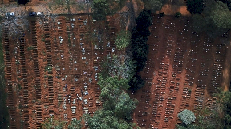 Brezilya'da toplu mezarlar havadan görüntülendi
