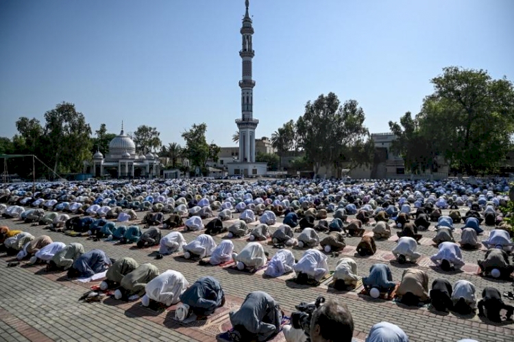 Dünyada Covid-19 gölgesinde Ramazan Bayramı manzaraları