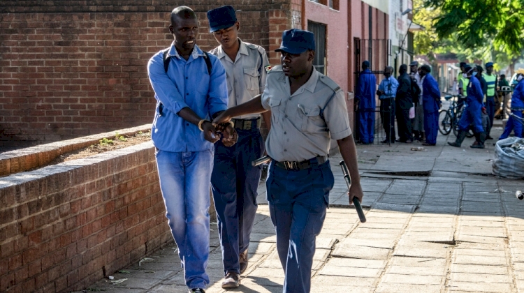 Zimbabve'de yasakları ihlal eden 40 binden fazla kişiye gözaltı