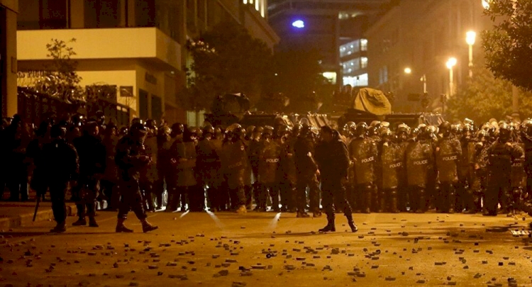 Lübnan'da protestolar sürüyor: Eylemciler yolları kapattı