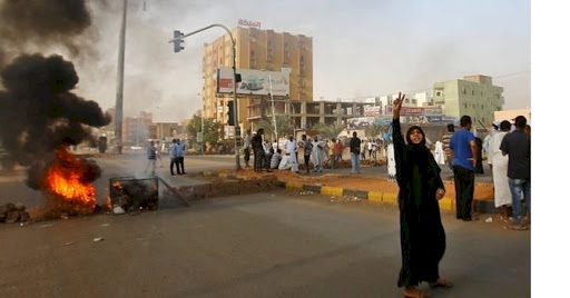 Sudan'da protestocular, hükümet binalarını yaktı
