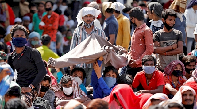 Hindistan'daki göçmen işçilerin 'ölümcül' eve dönüş yolculuğu