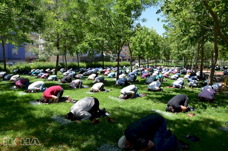 Diyarbakır'da salgın sonrası kılanan ilk cuma namazından fotoğraf karelerine yansıyanlar