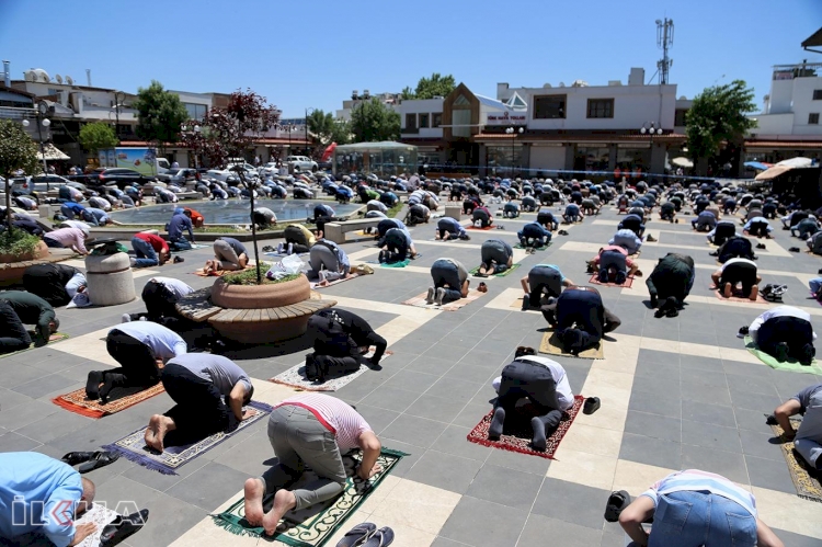 Diyarbakır'da salgın sonrası kılanan ilk cuma namazından fotoğraf karelerine yansıyanlar