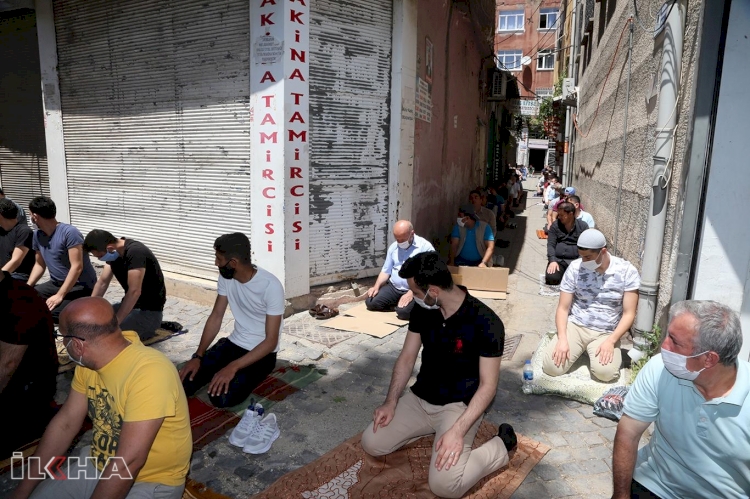 Diyarbakır'da salgın sonrası kılanan ilk cuma namazından fotoğraf karelerine yansıyanlar