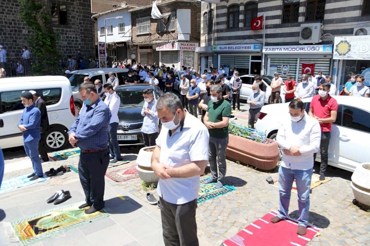 Diyarbakır'da salgın sonrası kılanan ilk cuma namazından fotoğraf karelerine yansıyanlar
