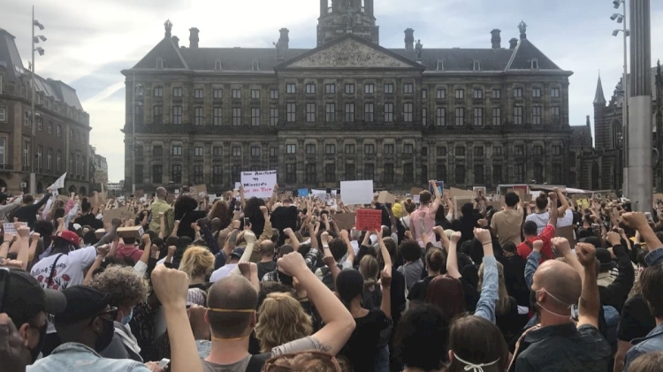 Hollanda'da, Amerikalı Floyd'un ölümü protesto edildi