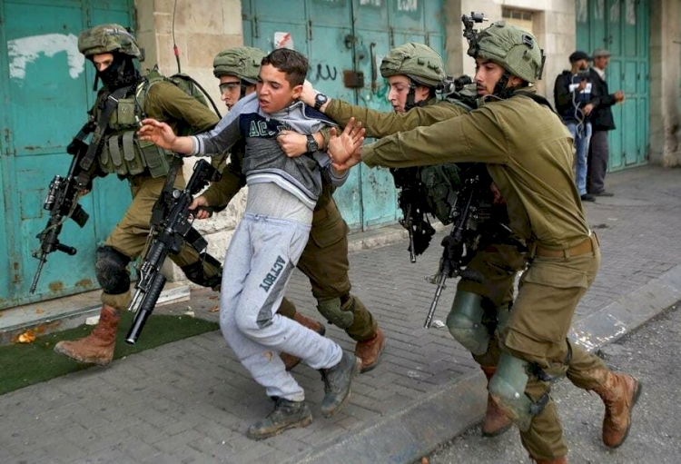 İşgal güçleri 1'i çocuk 20 Filistinliyi gözaltına aldı