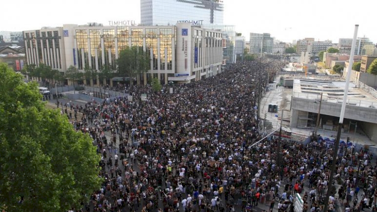 Paris'te yasağa rağmen 20 bin kişi George Floyd için bir araya geldi
