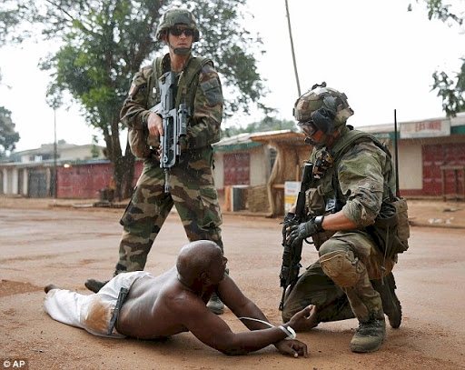 Çoğunluğu Afirka'da olmak üzere 18 bin Fransız askeri yurt dışında bulunuyor