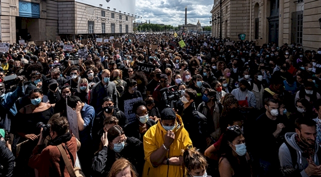 Fransa’da binlerce kişi ABD'deki polis şiddetini protesto etti