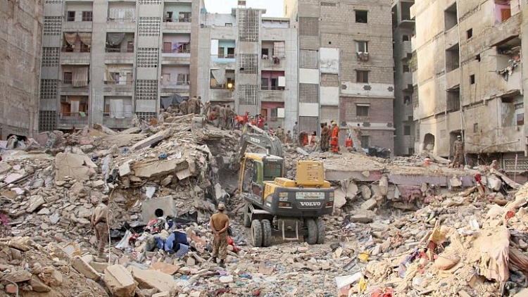 Pakistan'da bina çöktü, onlarca kişi enkaz altında kaldı