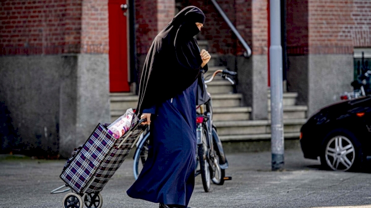 Hollanda'da maske zorunluluğu, burka yasağını yeniden gündeme getirdi