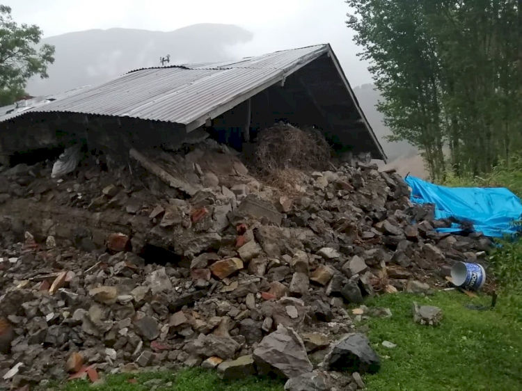 Bingöl Karlıova'da 5,7 büyüklüğünde deprem: 10 ev çöktü