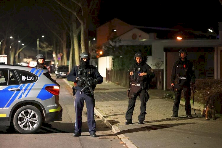 Almanya'da COVID-19 karantinasını aşmak isteyenler 8 polisi yaraladı
