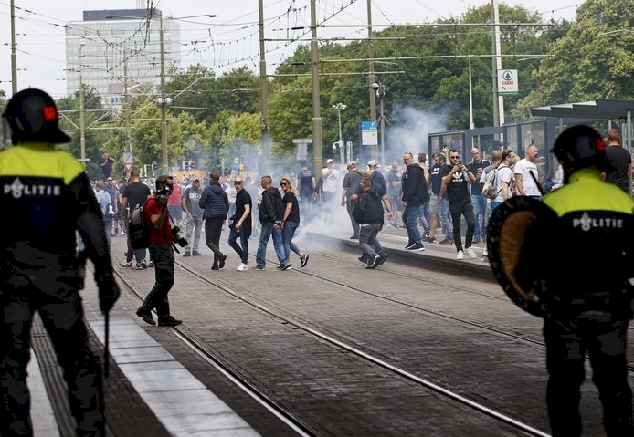 Hollanda'da sosyal mesafe kuralına uymayan 400 kişi gözaltına alındı