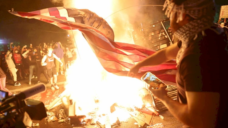 Göstericiler Beyaz Saray yakınlarında ABD bayraklarını yaktı