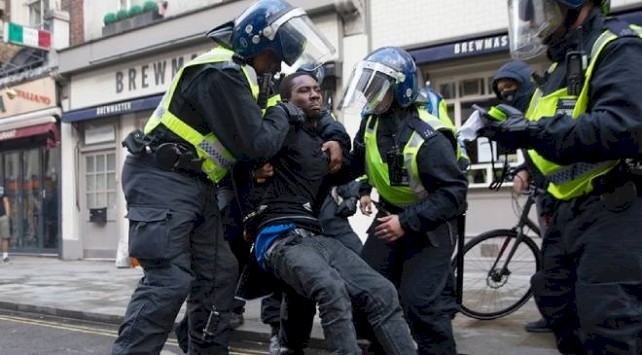 Af Örgütü uzmanları: Karantina Avrupa polisindeki ayrımcılığı ortaya çıkardı