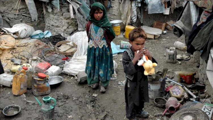 Afganistan'da yoksulluğun ve koronavirüsün pençesinde olan çocuklar