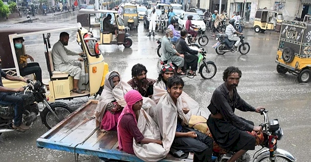 Pakistan'da şiddetli yağışlar sırasında elektrik akımına kapılan 7 kişi öldü