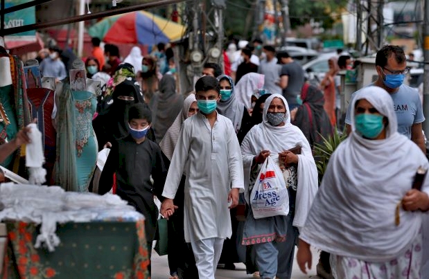 Pakistan'da kısıtlamalarının kalkmasıyla ölü ve vaka sayısı 8 kat arttı