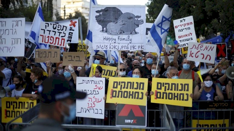 Tel Aviv'de binlerce kişi Netanyahu'nun istifası talebiyle sokağa indi