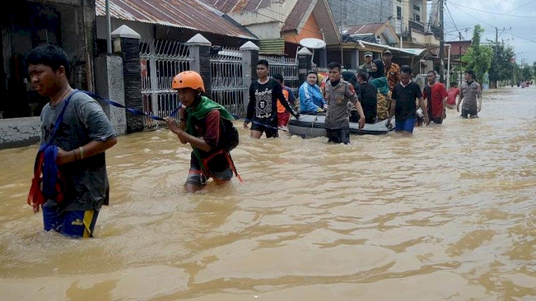 Endonezya'daki selde ölü sayısı artıyor