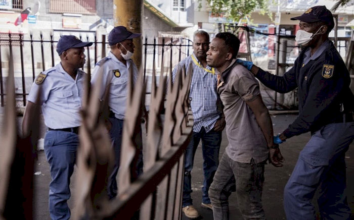 Zimbabve'de Kovid-19 yasaklarını ihlal eden 100 bin kişi gözaltına alındı
