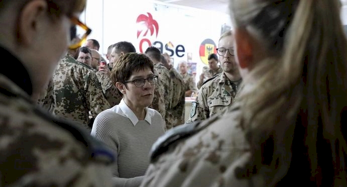 Almanya Savunma Bakanı: 'Libya Türkiye ve Rusya arasında bölünebilir'