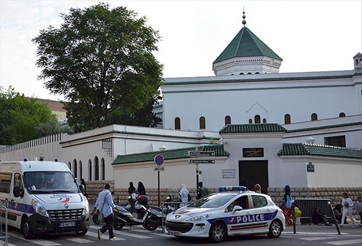 Fransa'da cami duvarına İslam karşıtı yazılar yazıldı