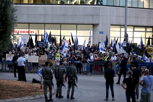 Tel Aviv'de binlerce kişi Netanyahu hükümetini protesto etti