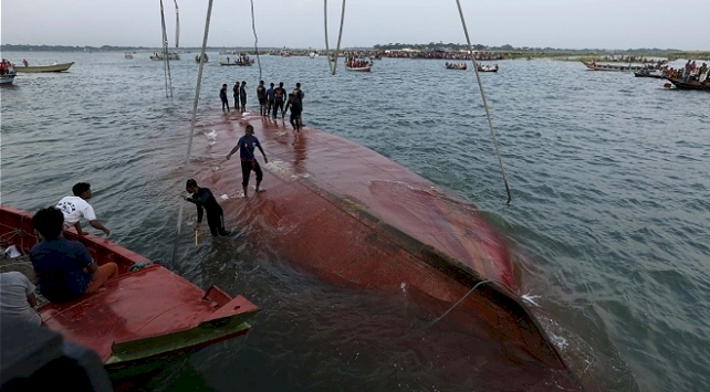 Tanzanya'da yolcu taşıyan feribot battı: 10 ölü