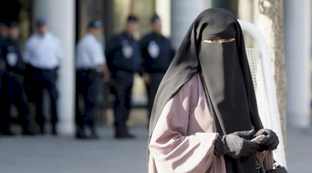 Danimarka'da peçe takan 60 kadına ceza kesildi