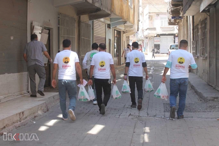 Umut Kervanı Diyarbakır'da kurban eti dağıttı