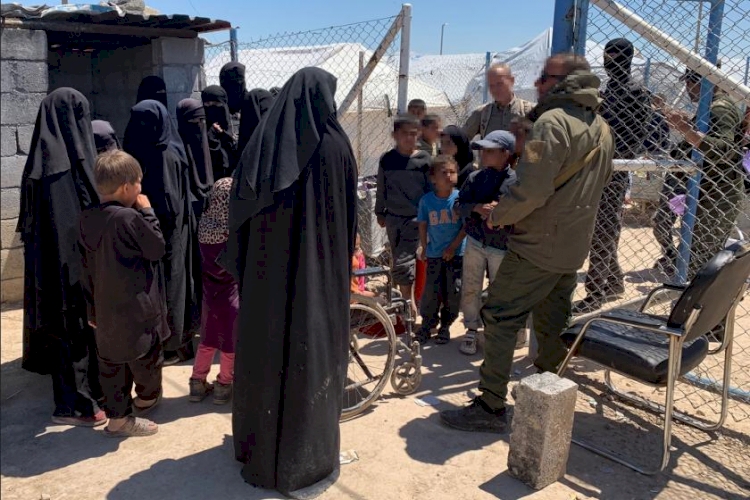 El-Hol Kampı’nda, yerinden edilen 20 bin kişi Deyri Zor’daki evine dönmeyi bekliyor
