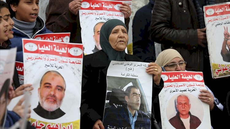 Filistinli esirlere destek için Gazze'de oturma eylemi düzenlendi