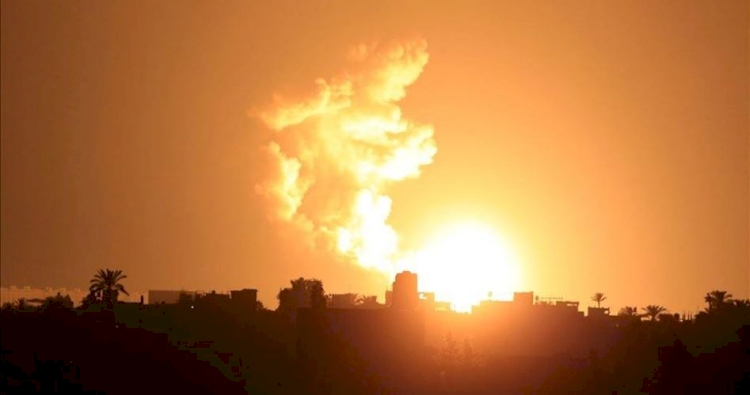 İşgalci İsrail, Gazze'de Hamas'a ait bir noktaya saldırdı
