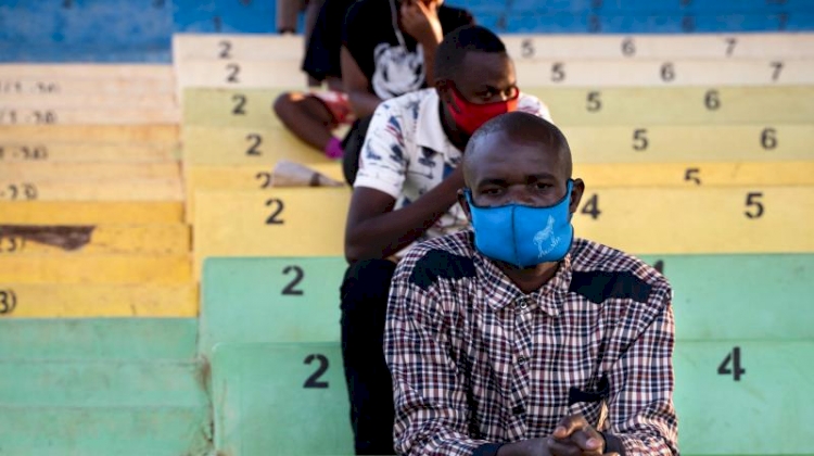 Salgın tedbirlerini ihlal eden Ruandalılara ceza: Stadyumda tüm gece boyunca koronavirüs dersi dinliyorlar