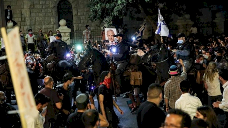 Binlerce kişi Netanyahu'nun istifası için sokaklara döküldü