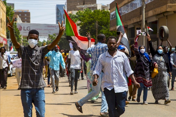 Sudan'da halk siyasi reformların tamamlanması için sokağa indi