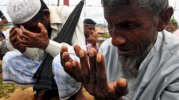 Arakanlı Müslümanlar Myanmar'ın katlettiği binlerce sivili kamplarda dua ederek andı