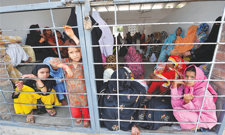 Pakistan cezaevlerindeki 1184 kadını serbest bırakacak
