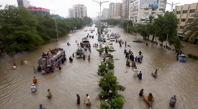 Pakistan'da sel ve toprak kaymaları 24 can aldı