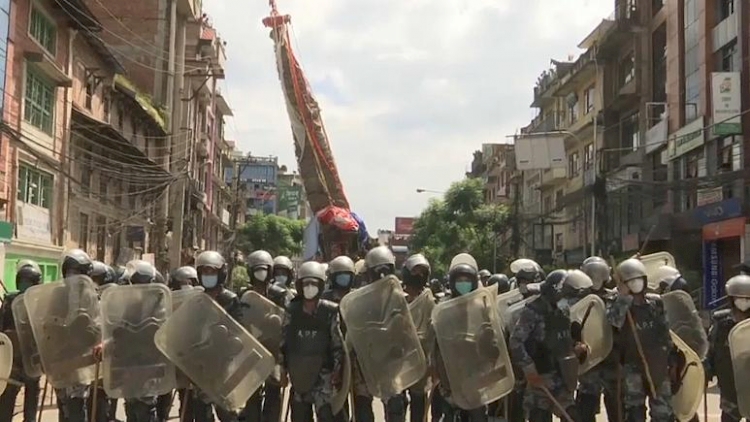 Nepal: Covid-19 önlemlerini protesto eden Budist göstericiler polisle çatıştı