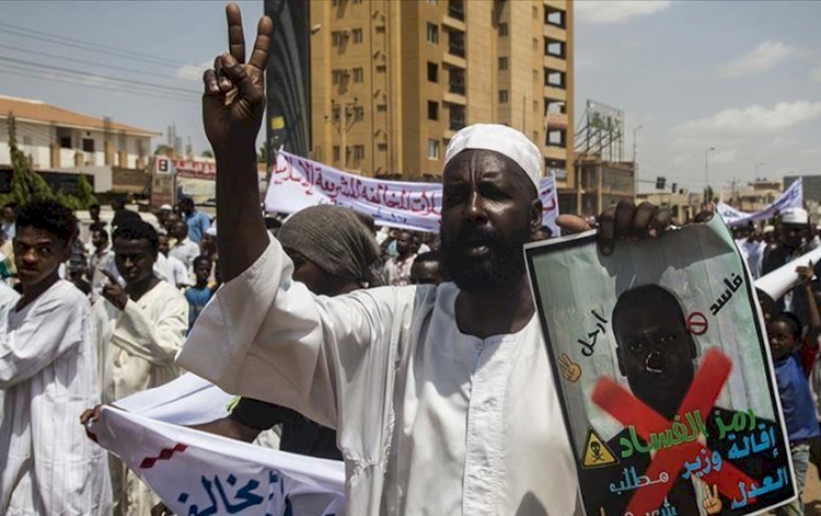 Sudan'da cuntacılar 30 yıldır uygulanan İslam hukukunu kaldırdı