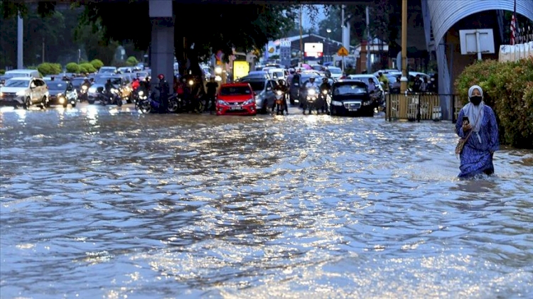 Kuala Lumpur'da sağanak yağmur sele yol açtı