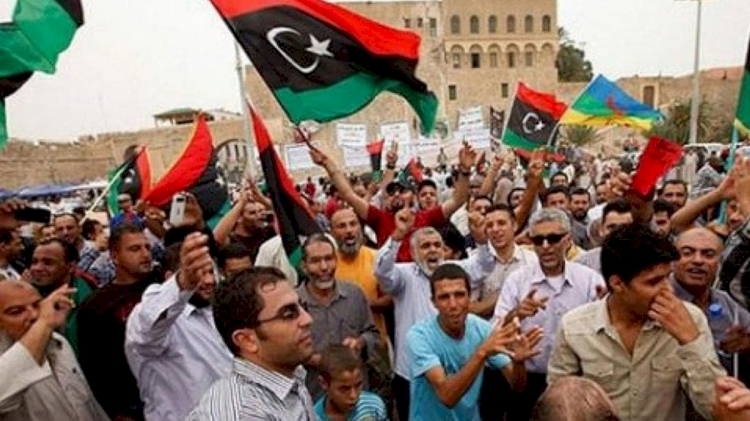 Libya'da halk sokaklara döküldü