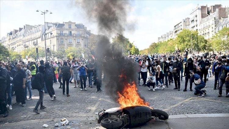 Fransa'da sarı yelekliler yeniden sokakta: 54 gözaltı