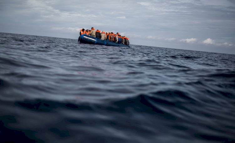 Akdeniz'de düzensiz göçmenleri taşıyan lastik botun batması sonucu 24 kişi öldü
