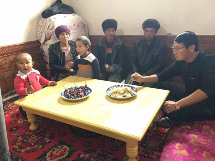 Müslüman ailelere 'zorla misafir' olan Çinli memurlar, Uygurları evlerinde takip ediyor